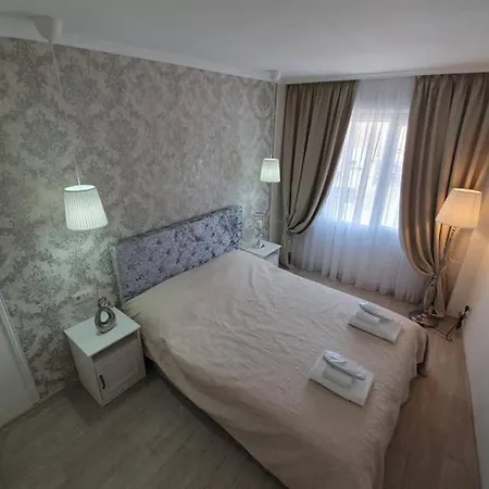 Апартаменты Modern Two Bedroom In Town Center
