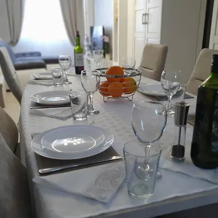 Апартаменты Modern Two Bedroom In Town Center